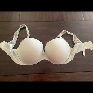 Victoria’s Secret Incredible perfect shape light push up- new with tags